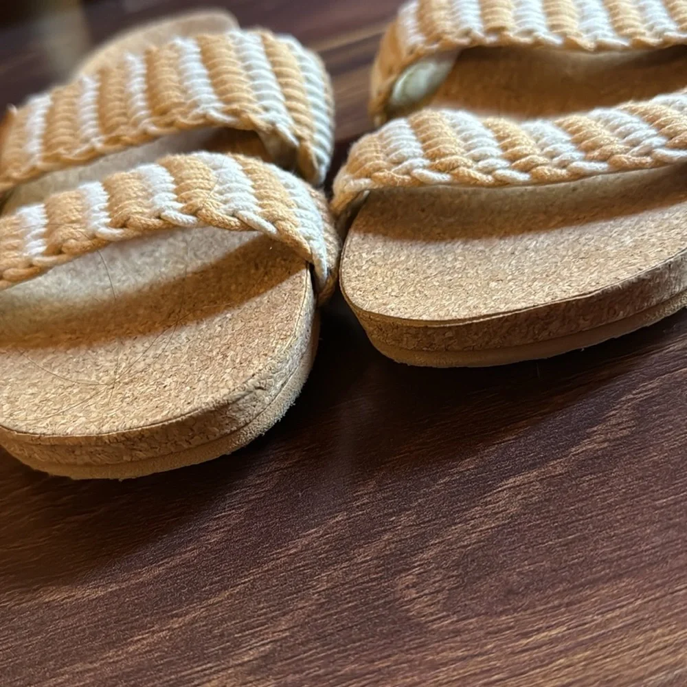 Billabong Tan and Cream Sandals Slippers Size 9
